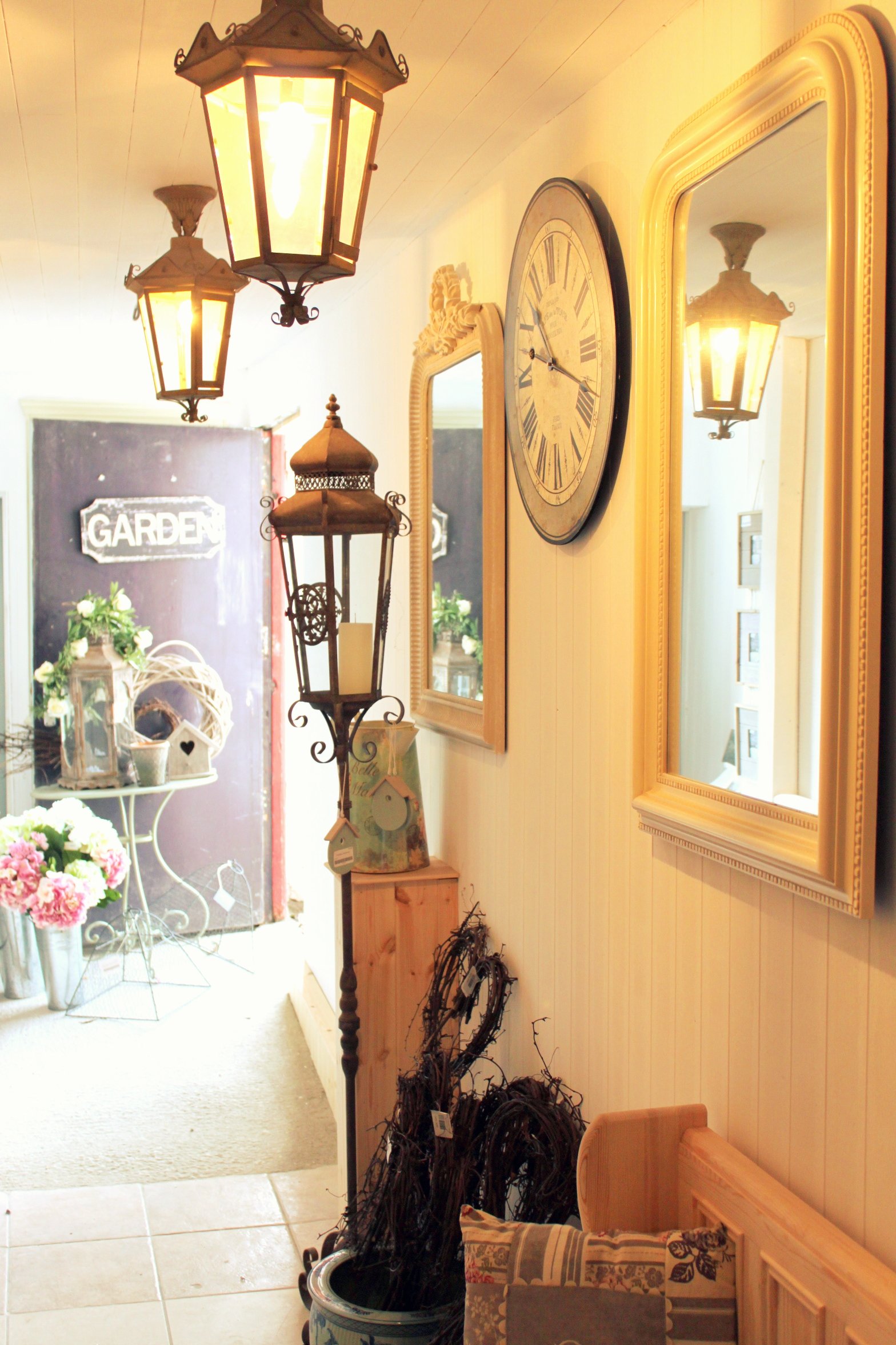 mobilier-vintage-petit-et-étroit-couloir-design-avec-un-éclairage-intérieur-chaleureux