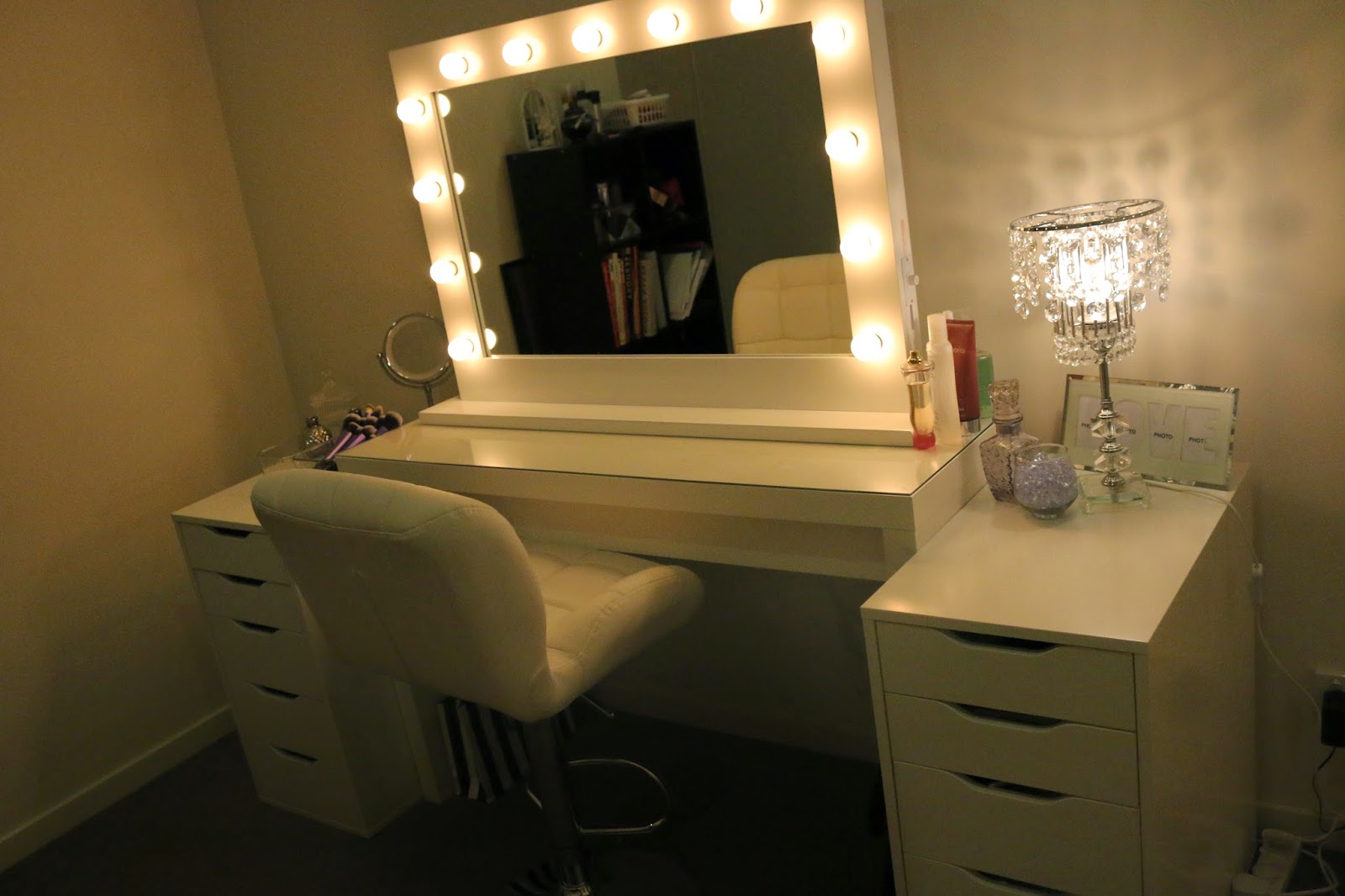 blanc-ikea-maquillage-vanité-table-pour-chambre-avec-miroir-et-meuble-de-rangement