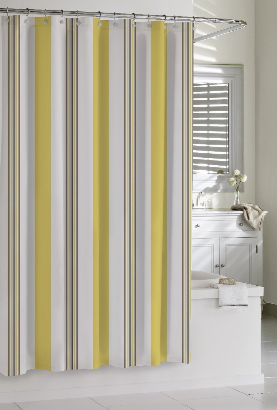 rideau de douche jaune-blanc-et-gris-sur-l-tige-en-acier-combiné-avec-un-support-en-béton-blanc-posé-sur-le-sol-en-céramique-blanc-carrelé-ainsi-bien- comme-rideau-douche-aussi-jaune-et-gris-rideaux de douche
