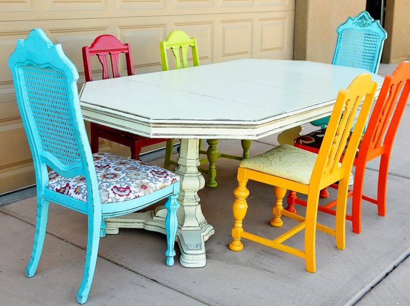 table-de-salle-a-manger-avec-chaises-dépareillées