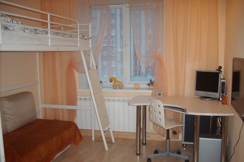 Bureau d'ordinateur d'angle