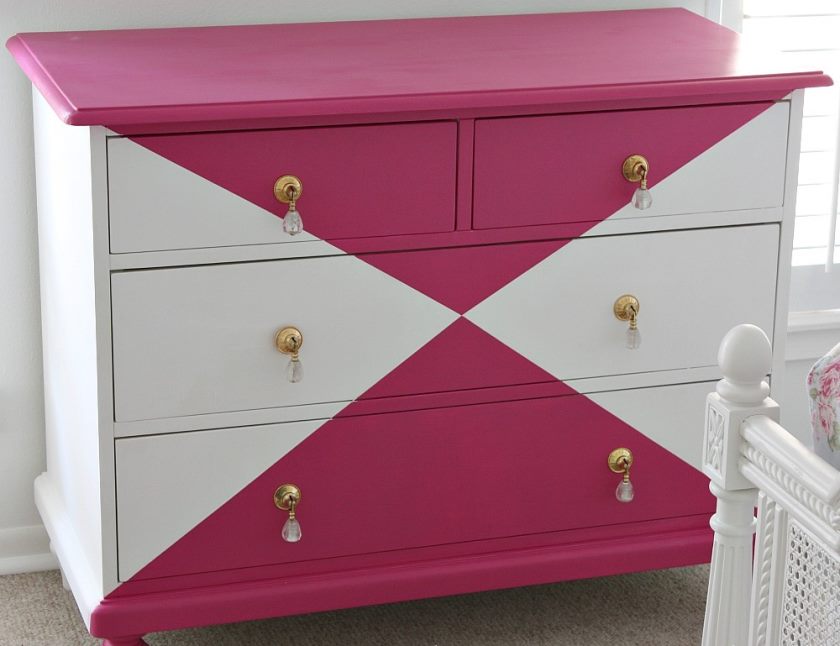 tutoriel-pour-la-peinture-créative-mobilier-pour-enfant-commode-peint-avec-velours-finitions-dans-la-couleur-glamour-la-créativité-échange
