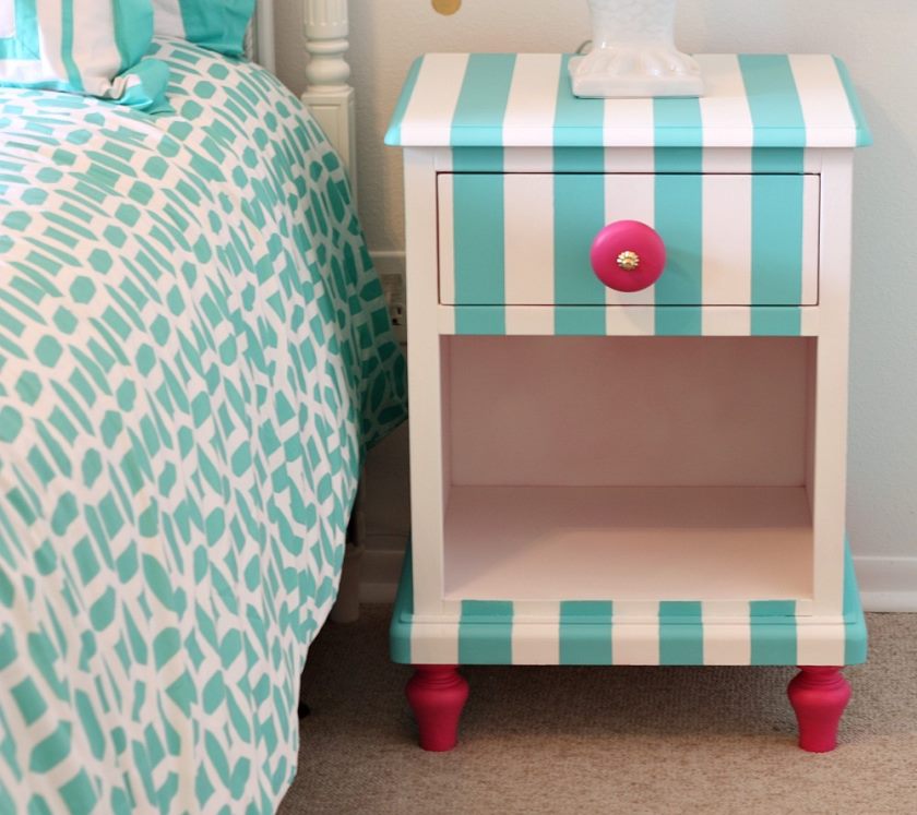 tutoriel-pour-peinture-créative-meubles-pour-enfants-table de chevet-peint-avec-velours-finitions-peinture-l'échange-de-créativité