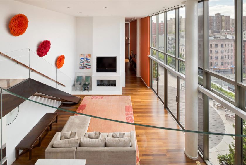 appartements-mignon-rouge-fourrure-ornements-sur-mur-moderne-lit-canapé-extraordinaire-one-of-a-kind-centre-ville-penthouse-porte-vitrée-cheminée-manhattan-appartement-avec-chic-intérieur- de_extrior-decoration-of-pent-house