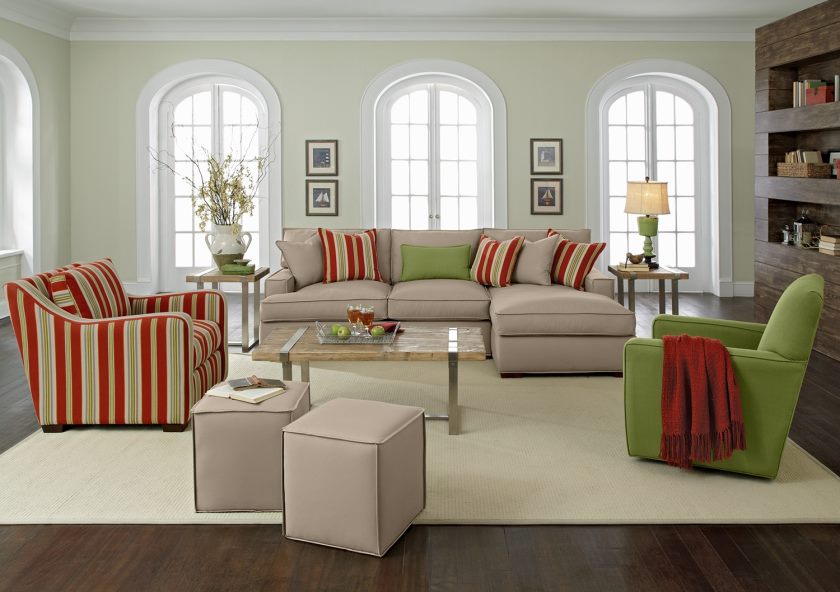 accent-sur-le-mur-de-couleur-facile-sur-l'oeil-du-salon-contemporain-design-avec-rembourrage-en-forme-de-tissu-canapé-comprend-de-beaux-oreillers-aussi-bien-que- table-basse-en-bois-rectangulaire-utilise-le-metal