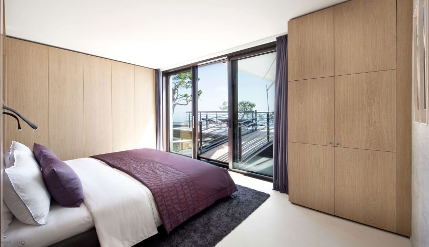 meubles-chambre-inachevé-bois-massif-coin-penderie-pour-petite-chambre-sur-blanc-velours-tapis-chambre-placards-et-penderies