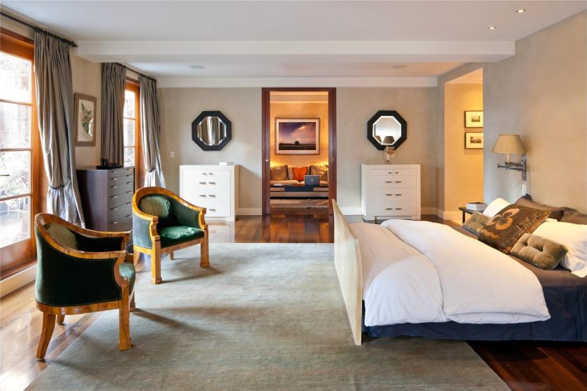 minimalist-interior-bedroom-design-of-the-luxury-penthouses-new-york-with-wooden-floor-that-beautified-by-grey-rug-can-add-the-modern-nuance-inside-it- aussi-a-blanc-mur-couleur-qui-le-rend-super