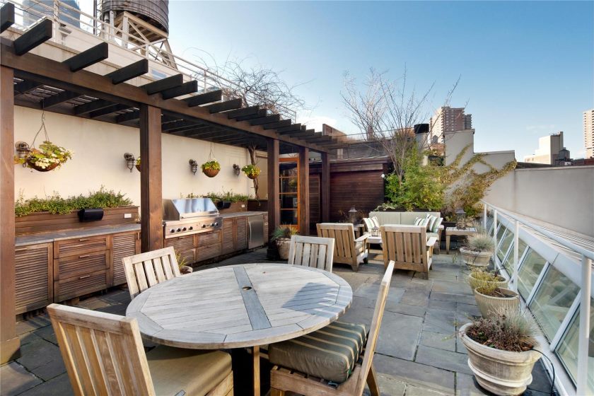 naturel-moderne-patio-du-luxe-penthouses-new-york-qui-semble-bien-avec-des-matériaux-en-bois-appliqués-sur-le-patio-en-appliquant-une-table-en-bois-et- aussi-chaise-en-bois-qui-voit-nuance-naturelle-a l'interieur