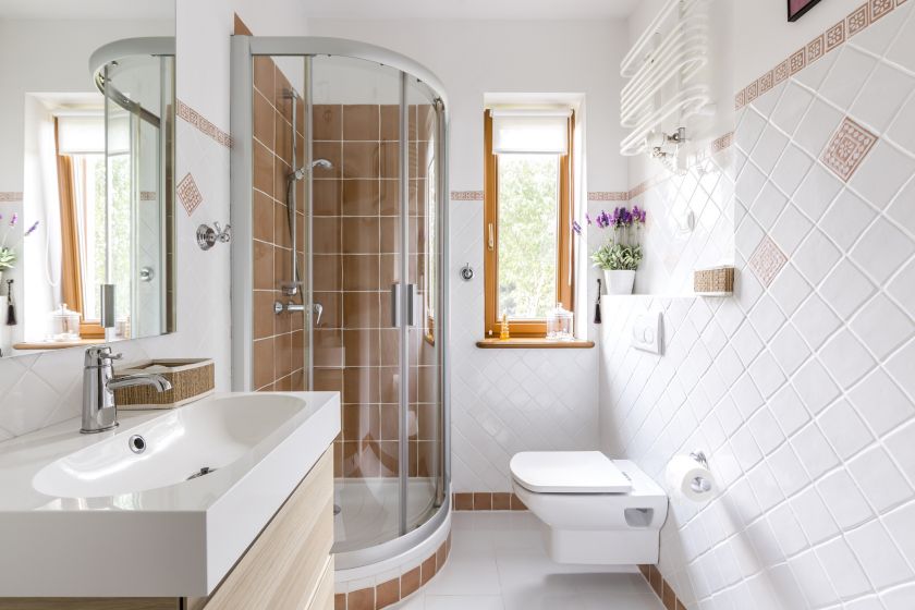 réparation dans la salle de bain avec douche