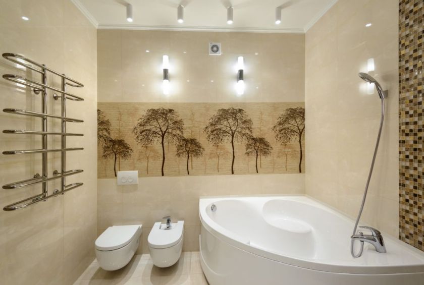baignoire d'angle dans une petite salle de bain