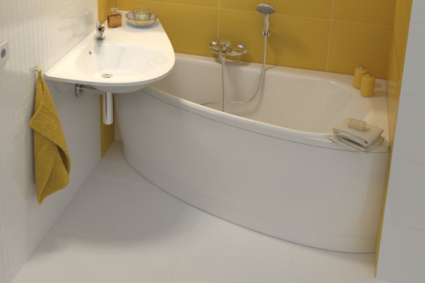baignoire asymétrique dans une petite salle de bain