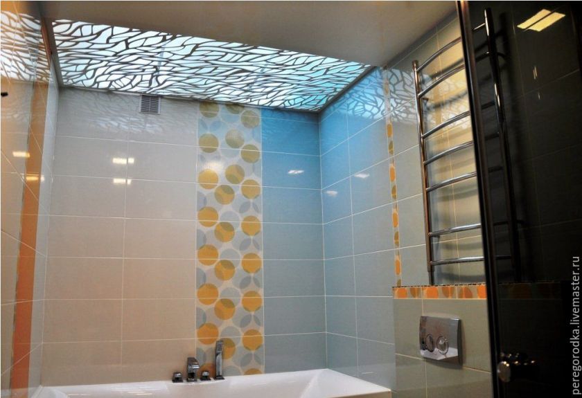 plafonds dans la salle de bain