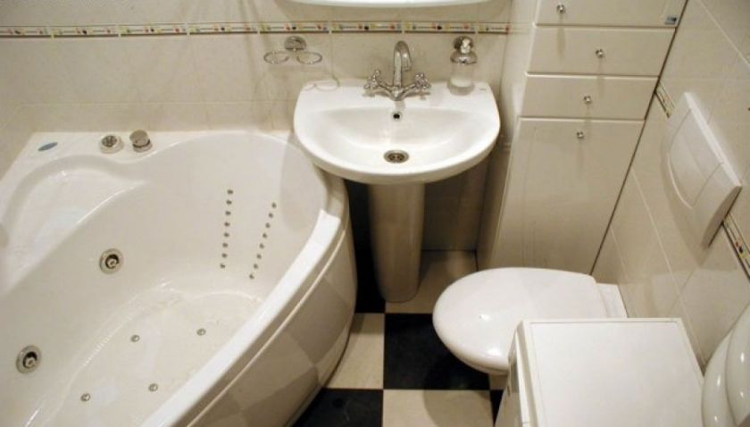 petite salle de bain avec WC