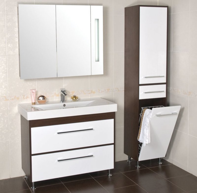 meubles dans une petite salle de bain