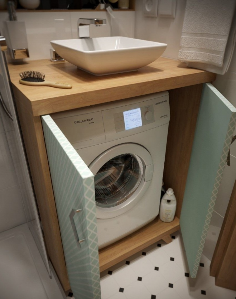 meubles dans une petite salle de bain