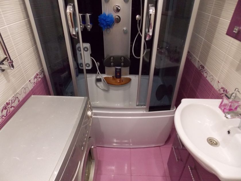 cabine de douche à l'intérieur de la salle de bain