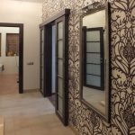 papier peint avec un motif dans le couloir